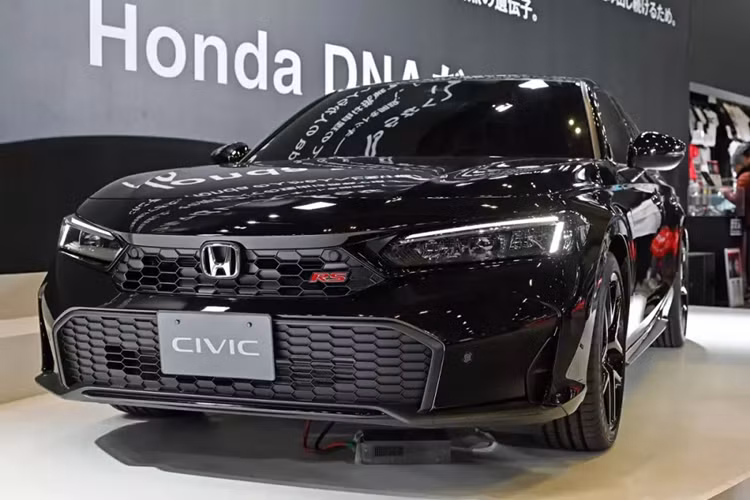 Được phát triển dựa trên Civic Hatchback, Honda Civic RS hiệu năng cao khi có mặt trên thị trường sẽ được định vị thấp hơn Civic Type R. Có thể nói, mẫu xe này lấp khoảng trống giữa Honda Civic Hatchback thông thường và Civic Type R hiệu suất cao hơn.
