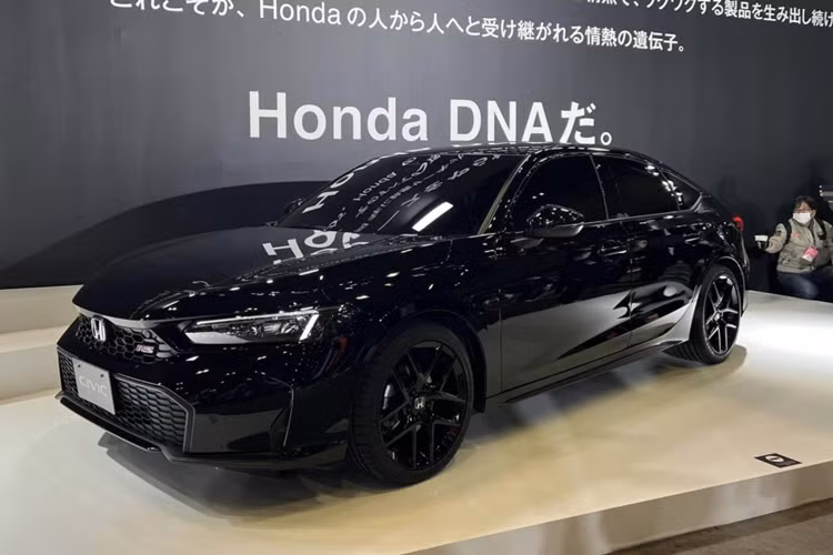 Theo kế hoạch, Honda Civic RS sẽ chính thức được bán ra ở thị trường Nhật Bản vào mùa thu năm nay. Đây sẽ là một lựa chọn thay thế kinh tế hơn cho những ai không chờ được Honda Civic Type R. Tại thị trường Nhật Bản, hãng Honda từng phải ngừng nhận cọc cho Civic Type R vì thời gian giao xe bị kéo dài.