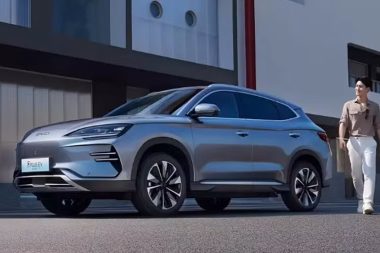 Về ngoại thất, BYD Song Plus EV 2025 mới được trang bị bộ mâm 19 inch với thiết kế mới thể thao hơn, logo BYD phát sáng thay cho dòng chữ “Build Your Dreams”.