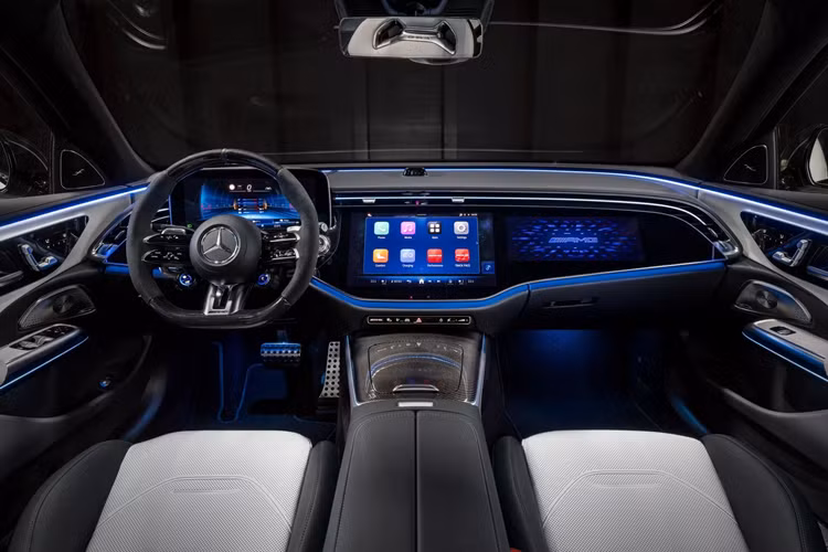 Gói này cũng bao gồm chế độ Race Start cũng như hệ thống phanh composite hiệu năng cao đi kèm với bộ cùm phanh sáu piston có đĩa trước lớn hơn có kích thước 391 mm. Phiên bản này còn được trang bị thêm vô lăng AMG Performance bọc da và sợi nhỏ.