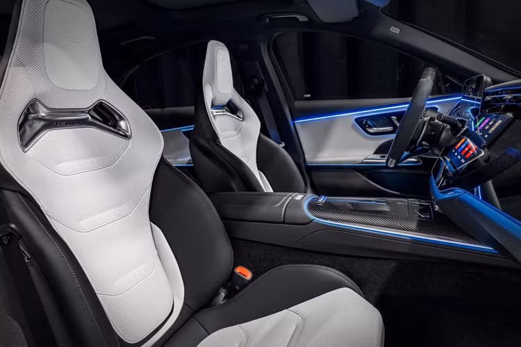 Ngoài ra, E 53 Hybrid cơ bản có lưới tản nhiệt phát sáng, cửa sổ trời toàn cảnh và hệ thống thông tin giải trí 14,4 inch, bộ sạc điện thoại thông minh không dây và camera quan sát xung quanh.