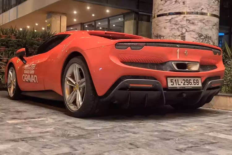 Mới đây, chiếc siêu xe Ferrari 296 GTB mang biển TP.HCM này đã bị bắt gặp xuất hiện tại Thành phố Đà Nẵng. Theo 1 số nguồn tin, chủ nhân đã cho "siêu ngựa" chạy đường dài ra đây, và trải nghiệm rất nhiều cao tốc khác nhau. Đây có lẽ là lần đầu, chiếc siêu xe Ferrari 296 GTB được mang đi chạy xa đến vậy.