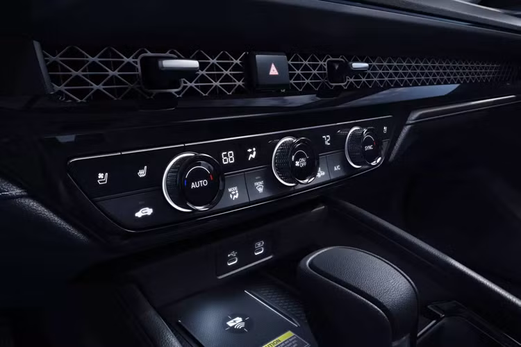 Trong khi đó, các bản còn lại sẽ được trang bị hệ truyền động hybrid với sự kết hợp của động cơ 4 xi-lanh dung tích 2.0 lít kết hợp với 2 mô-tơ điện cho tổng công suất 207 mã lực (152 kW). Theo công bố, bản hybrid sẽ có mức tiêu hao nhiên liệu chỉ 4,9 lít/100 km.