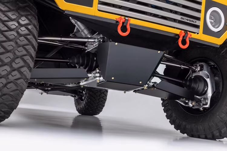 Ngoài ra, xe còn có dàn âm thanh DynAudio 10 loa và khoang chở đồ khá rộng rãi ở phía sau. SV Rover có thể vận hành theo 2 cách, bằng động cơ đốt trong truyền thống hoặc chỉ trang bị các mô-tơ điện.
