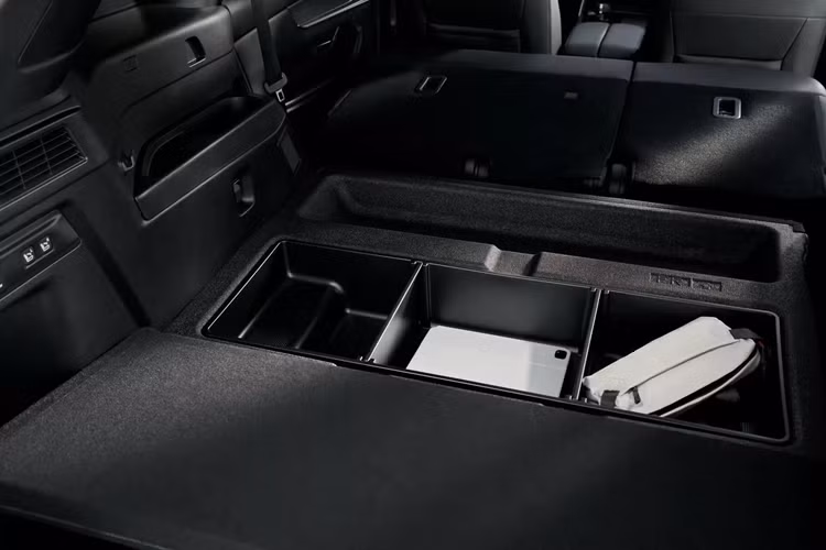 CX-70 3.3 Turbo Premium Plus có nội thất bọc da Nappa, vô-lăng có sưởi, ghế trước sưởi và làm mát, ghế sau có sưởi, gương chiếu hậu bên hông gập điện và chống chói, camera 360°. Tính năng an toàn có thêm Cảnh báo phương tiện cắt ngang phía trước và Màn hình quan sát phía sau được cải tiến với các vạch chỉ dẫn động.