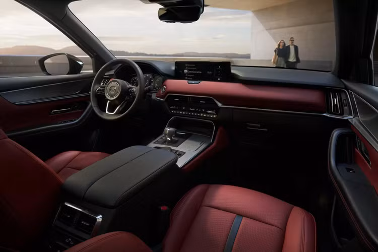 Đây là điều đáng chú ý và cho thấy Mazda đã chủ động giảm giá cho toàn bộ dòng sản phẩm CX-90. Còn nhớ tại thời điểm mẫu xe này mới ra mắt vào đầu năm 2023, giá bán khi đó dao động từ khoảng 40.000 USD cho đến cao nhất gần 60.000 USD (tương đương 988 triệu đến 1,48 tỷ đồng).