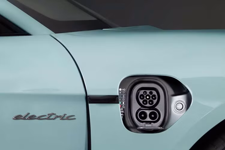 Động cơ điện mới ở trục sau của Taycan được tăng thêm 80 kW công suất so với thế hệ trước, đồng thời nhẹ hơn 10,4 kg, mang đến hiệu suất vượt trội. 