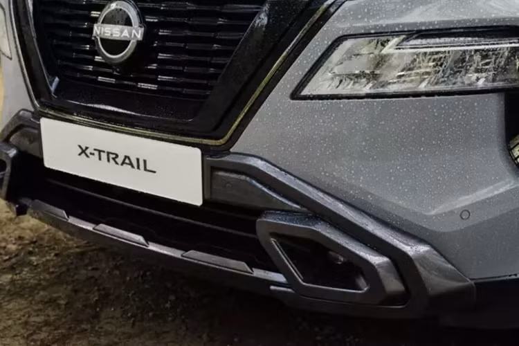 Đầu tiên phải kể đến ngoại hình của mẫu xe SUV Nissan X-Trail N-Trek 2024 với viền mới hầm hố hơn xung quanh đèn sương mù LED trên cản trước. Tiếp theo đó là những chi tiết ngoại thất màu xám nòng súng như ốp trên cản trước và cản sau.
