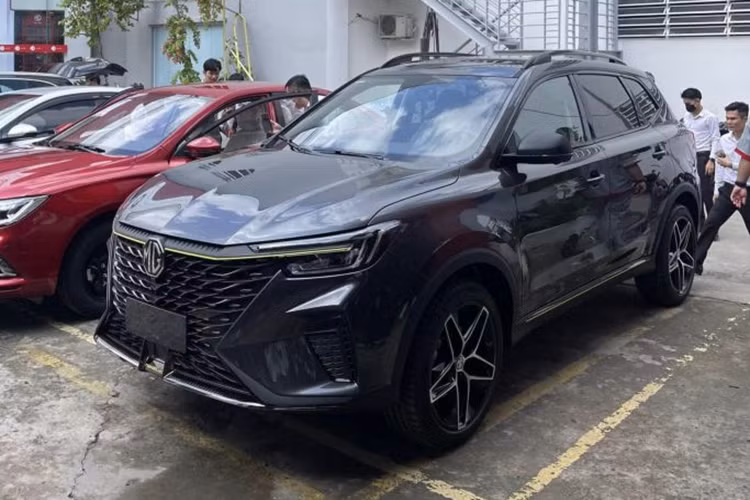 Ra mắt Việt Nam vào hồi tháng 9/2023, MG RX5 phải đối mặt với những đối thủ mạnh như Mazda CX-5, Hyundai Tucson, Ford Territory và Honda CR-V. Mẫu xe nhà MG có thiết kế ngoại thất khá trẻ trung và cá tính.