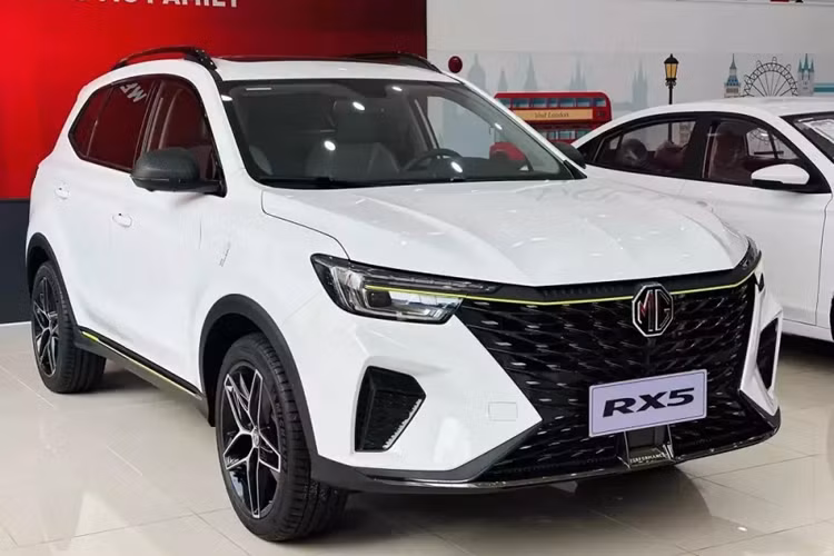 Trong bối cảnh hàng loạt hãng giảm giá niêm yết cho xe, các đại lý MG cũng không thể ngồi yên. Để tìm khách, đại lý MG hiện đang chạy chương trình ưu đãi cho các mẫu xe, một trong số đó có MG RX5 giảm giá mạnh.
