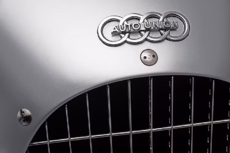 Với trang bị này, mẫu xe có khả năng tạo ra công suất 513 mã lực. Audi Heritage và Crosthwaite &amp; Gardner đã kéo dài chiều dài cơ sở từ 3.000 mm lên 3.315 mm chỉ để nhường chỗ cho hệ truyền động và hệ thống treo. Nhóm xây dựng cho rằng Audi sẽ phải đưa ra những biện pháp điều chỉnh tương tự để hài hòa với thiết kế ban đầu.