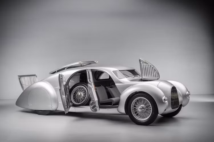 Nhưng ít người biết rằng hãng này cùng với Ferdinand Porsche cũng đã cân nhắc việc chế tạo một chiếc sedan thể thao hợp pháp trên đường phố từ cùng một phần cứng có thể được sử dụng trong các mẫu xe như Mille Miglia.