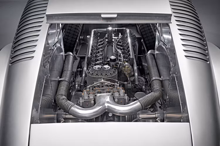 Kế hoạch ban đầu những năm 1930 yêu cầu chiếc coupe trông giống sedan Sportback chạy động cơ V16, dung tích 4.4 lít giống như những chiếc xe đua Hạng A năm 1934 nhưng được điều chỉnh để sử dụng bơm xăng thông thường.