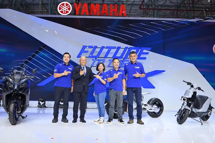 Với chủ đề "Công nghệ mở tương lai xanh” của triển lãm VMS 2024, Yamaha Motor Việt Nam mang đến một diện mạo hoàn toàn mới về thiết kế với chủ đề "Future to the Max”, biến gian trưng bày thành một bảo tàng kỹ thuật số sáng tạo, độc đáo, nơi khách tham quan có thể chiêm ngưỡng và khám phá những khía cạnh khác nhau về tương lai của ngành xe máy. 