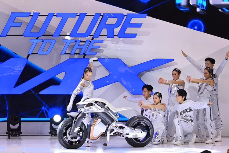 Bên cạnh đó, Yamaha cũng mang đến triển lãm 2 mẫu xe concept Elove và Yamaha Motoroid cực kỳ độc đáo. Yamaha Elove có thiết kế như xe tay ga nhưng lại được áp dụng nhiều công nghệ tiên tiến từ Motobot và Motoroid.