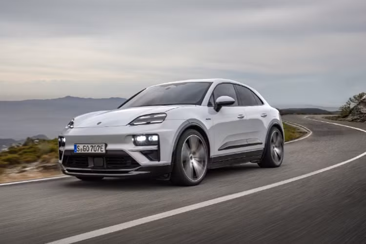 Hiện trên trang web chính thức của Porsche tại Việt Nam cũng xuất hiện đầy đủ thông tin, cũng như thông số kỹ thuật của từng phiên bản Macan EV. Theo đó, Porsche Macan thuần điện tại Việt Nam sẽ được phân phối với 4 phiên bản, bao gồm: Macan thuần điện, Macan 4 thuần điện, Macan 4S thuần điện và Macan Turbo thuần điện.