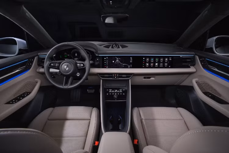 Porsche Macan EV 2025 mới sở hữu thông số chiều dài x rộng x cao lần lượt là 4.784 x 1.938 x 1.622 mm, trục cơ sở là 2.893 mm. Porsche Macan EV 2024 có đường mái dốc giống như một chiếc coupe giúp cải thiện tính khí động học – với cánh lướt gió có thể thu vào ở cửa sau và mở ra ở tốc độ cao. 