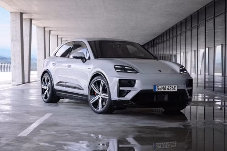 Cuối cùng là bản Macan Turbo EV cao cấp cho công suất lên tới 630 mã lực và mô-men xoắn cực đại lên đến 1.130 Nm. Xe có khả năng tăng tốc từ 0-100 km/h chỉ trong 3,3 giây và phạm vi hoạt động của các bản dao động từ 591 - 631 km theo chuẩn WLTP.