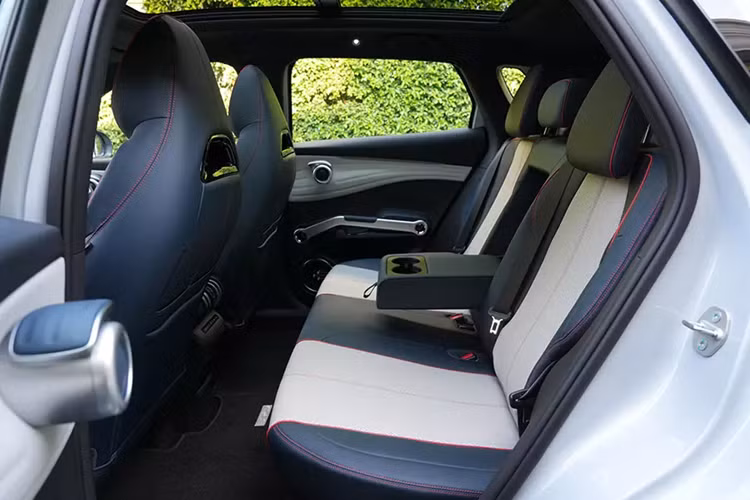 Mô-tơ điện của BYD Atto 3 Standard Range 2024 vẫn là loại nằm trên cầu trước, cho công suất tối đa 204 mã lực và mô-men xoắn cực đại 310 Nm. Nhờ đó, xe có thể tăng tốc từ 0-100 km/h trong 7,3 giây.