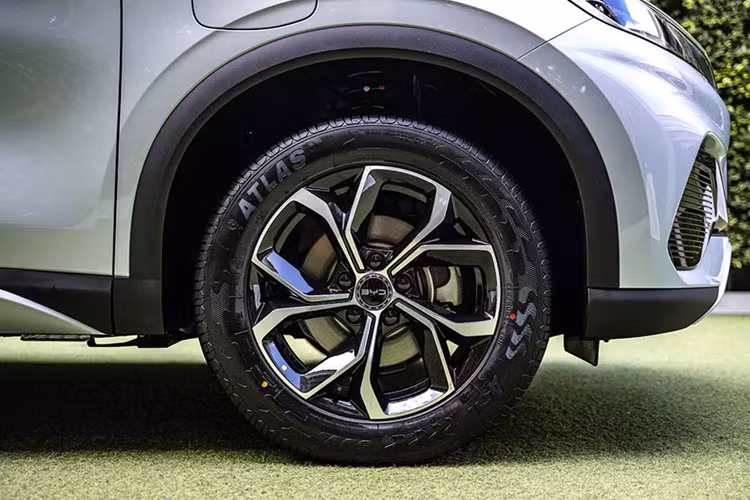 Nếu đây là giá bán chính thức BYD Atto 3 Standard Range 2024 thì mẫu xe điện này dự kiến sẽ càng thăng hoa tại thị trường Thái Lan. Trong năm 2023, BYD Atto 3 chính là mẫu ôtô điện bán chạy nhất ở thị trường này với doanh số 19.241 xe, tương đương thị phần 25,18%.