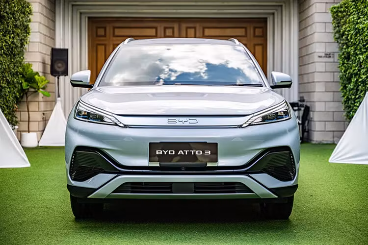 Không chỉ rẻ hơn, BYD Atto 3 Standard Range 2024 còn được bổ sung hàng loạt trang bị mới như cột D sơn màu đen, tạo hiệu ứng nóc trôi nổi hợp xu hướng. Bên cạnh đó là bộ vành hợp kim 17 inch với thiết kế mới ở bản Dynamic, 18 inch ở bản Premium và tính năng tự động ngắt đèn LED định vị ban ngày khi xe chuyển sang chế độ đỗ P.