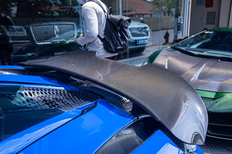 Nếu khách Việt nào có ý định mua McLaren 765LT hãy bảo hãng bỏ các đồ chơi này vào lại trong nội thất nhưng nhớ rằng mình không có mất tiền cho hai trang bị này đâu nhé. Trong cách đặt tên truyền thống này, rất dễ nhận ra dụng ý của con số 765 chính là số lượng siêu xe McLaren 765LT được sản xuất trên toàn thế giới.