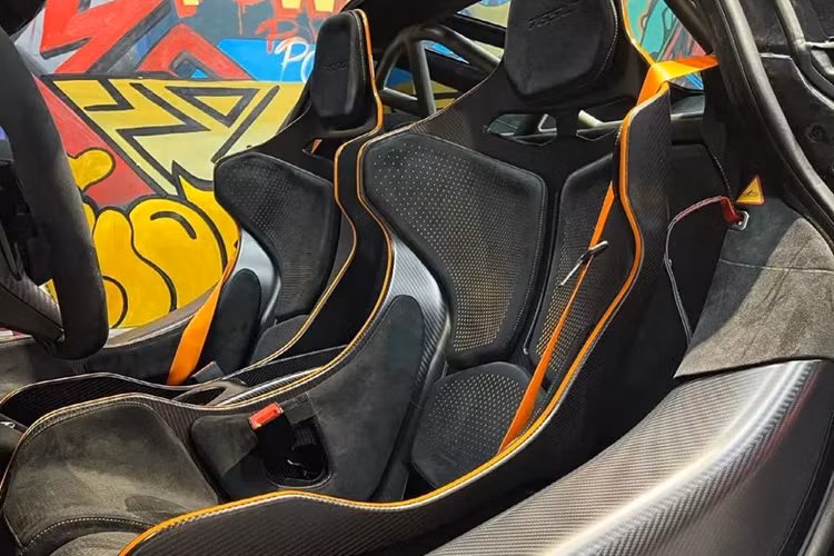 Một số thông tin ban đầu cho biết, giá bán của chiếc siêu xe giới hạn McLaren 765LT này dưới 20 tỷ đồng, trong khi đó, ngân hàng VietinBank và Công ty TNHH MTV Quản lý nợ và Khai thác tài sản VietinBank (VietinBank AMC) từng đưa ra mức giá khởi điểm cho chiếc xe này lên đến 27,5 tỷ đồng.