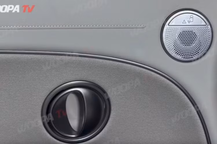 Ở thế hệ mới, Hyundai Palisade 2025 còn được bổ sung một số tính năng an toàn tiên tiến như: hệ thống cảnh báo phương tiện đi tới khi mở cửa, hiển thị thông qua đèn báo tích hợp trên màng loa.