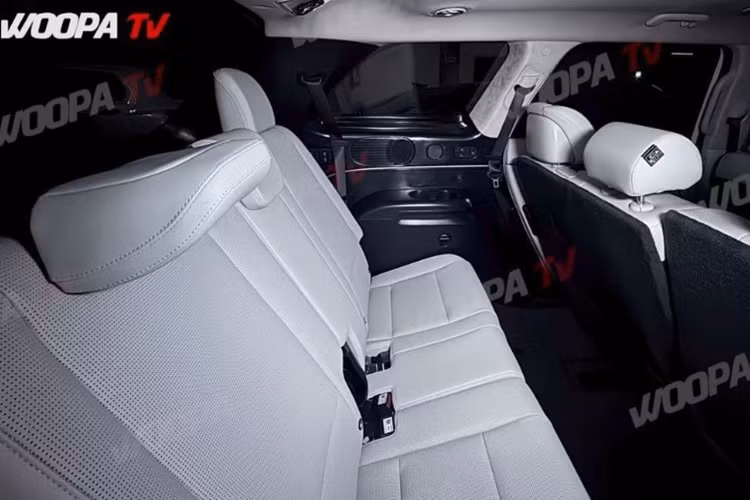 Trong khi đó, hàng ghế thứ ba được trang bị tính năng sưởi, chỉnh điện. Người dùng có thể điều chỉnh qua các nút bấm tích hợp ở tappi tạo sự tiện nghi tối đa. Hyundai Palisade 2025 có ngoại thất được lột xác hoàn toàn so với thế hệ tiền nhiệm.