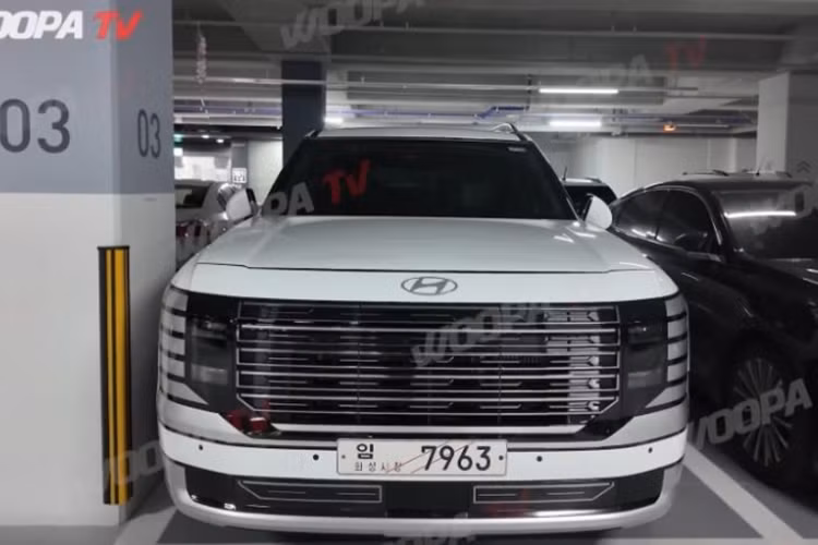 Xe được trang bị bộ mâm hợp kim màu đen, kích thước khoảng 21 inch như càng làm tôn thêm nét khỏe khoắn, cơ bắp cho xe. Phía sau xe là cụm đèn hậu được đặt dọc tương tự như cụm đèn pha phía trước, đi cùng logo Hyundai và dòng chữ Palisade có kích thước lớn được đặt ở giữa nắp cốp.