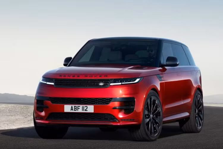 Range Rover sở hữu khoảng sáng gầm 297 mm, nên khả năng lội nước của nó đạt mức 900 mm. Ngoài ra, xe còn được trang bị cảm biến đo mực nước gắn dưới gương. Cảm biến cung cấp thông số mực nước sát với độ sâu tối đa mà xe có thể chịu đựng.