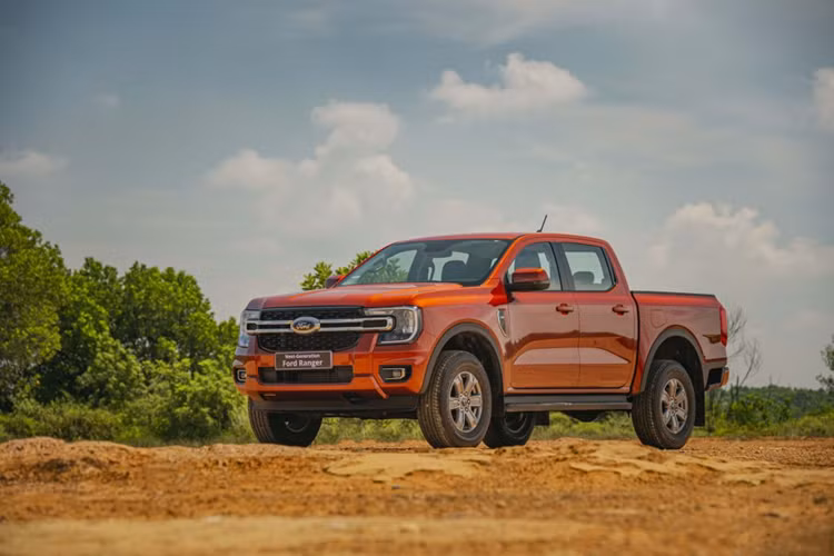  Ford Ranger Mẫu bán tải Ford Ranger được đánh giá là một trong những khắc tinh của ngập lụt. Xe sở hữu khoảng sáng gầm lên tới 235 mm, đem lại cho mẫu bán tải này khả năng lội nước ở mức 800 mm.