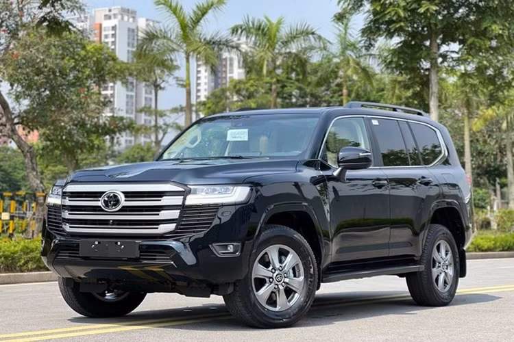 Toyota Land Cruiser Nếu bạn đang tìm một chiếc ôtô có khả năng lội nước tốt thì Toyota Land Cruiser cũng là một sự lựa chọn lý tưởng. Xe sở hữu khoảng sáng gầm 235 mm và khả năng lội nước lên tới 700mm.