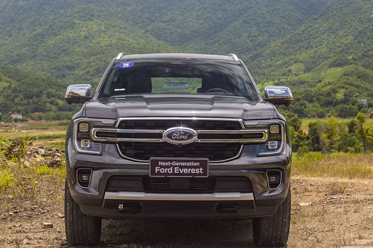  Ford Everest Cùng một nhà với Ford Ranger còn có Everest cũng là một mẫu xe có khả năng lội nước tốt. Everest có thiết kế khoảng sáng gầm 210mm. Hộp số tự động 10 cấp, dẫn động RWD và 4WD. Vì vậy, mà Ford Everest có khả năng lội nước đạt mức 800mm, giúp lái xe yên tâm di chuyển vào những vùng ngập sâu.