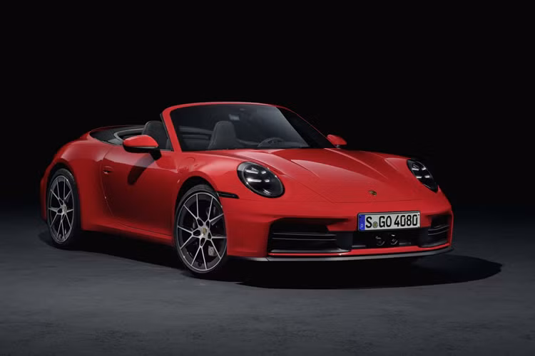 T-Hybrid trên 911 bản Carrera GTS hiện là duy nhất. Hệ thống này sử dụng 2 môtơ, trong đó một môtơ gắn vào bộ tăng áp, giữa máy nén và turbine, giúp giải quyết vấn đề turbo lag đặc trưng ở những bộ turbo dẫn động bằng động cơ. Môtơ thứ hai gắn trực tiếp vào hộp số ly hợp kép PDK.