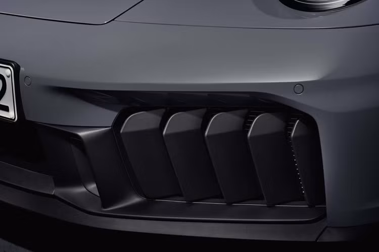Mặt khác, phiên bản 911 Carrera tiêu chuẩn dùng động cơ 6 xi-lanh thẳng hàng tăng áp kép 3 lít, nhưng có bộ làm mát khí nạp lớn hơn từ mẫu 911 Turbo, và bộ tăng áp nóng hơn từ mẫu GTS trước đó.