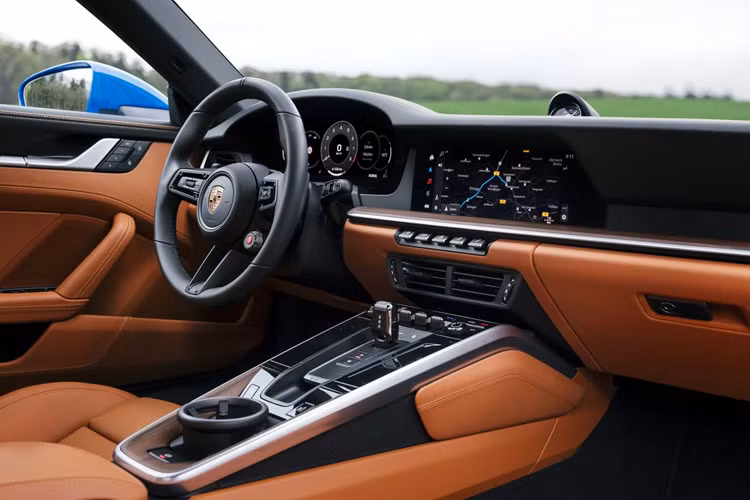 Về thiết kế, 911 Carrera GTS không có nhiều thay đổi so với các dòng 911 trước đó. Phần đầu xe được chỉnh sửa lại một chút với đèn pha LED ma trận mới, tích hợp các chức năng chiếu sáng bao gồm đèn chạy ban ngày, đèn sương mù. Điều này có nghĩa dải đèn chạy ban ngày trên cản trước của thế hệ cũ giờ đây được loại bỏ, nhường chỗ cho các khe lấy gió làm mát, các khe này có thể mở ra hoặc đóng lại tùy vào tình trạng hoạt động của động cơ.