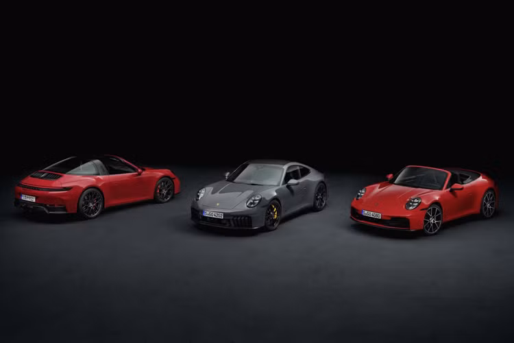 Mức giá xe Porsche 911 2025 bán ra với nhiều phiên bản, thấp nhất là 911 Carrera Coupe giá 122.095 USD, cao nhất là 186.000 USD cho 4 GTS Cabriolet và Targa 4 GTS. Xe được giao đến khách hàng vào cuối mùa hè năm nay.