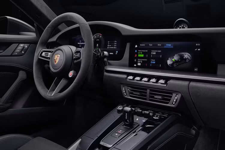 Về khung gầm và hệ thống treo, GTS hybrid lần đầu tiên trang bị tiêu chuẩn hệ thống đánh lái trục sau (rear-axle steering). Khách hàng có thể tùy chọn trang bị hệ thống kiểm soát khung gầm chủ động (Porsche Dynamic Chassis Control - PDCC), giúp thân xe ổn định khi vào cua. Phiên bản GTS sử dụng hệ thống treo thể thao, thấp hơn 10 mm so với Carrera tiêu chuẩn.