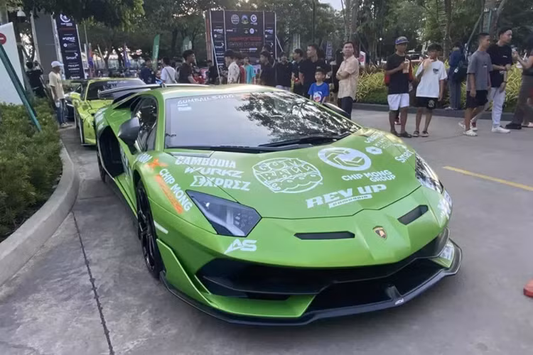 Được biết, hãng siêu xe nước Pháp chỉ sản xuất tổng cộng 60 chiếc Bugatti Chiron Super Sport trên toàn thế giới đi kèm mức giá bán lên đến 3,9 triệu đô la, tương đương khoảng 90 tỷ đồng, cao hơn 1,3 triệu đô la so với bản tiêu chuẩn và ước tính trên 20 xe đang có mặt tại châu Á.