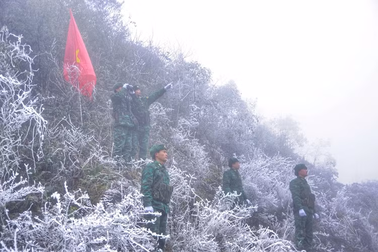 Bên cạnh nhiệm vụ bảo vệ chủ quyền, các chiến sĩ biên phòng vẫn phải duy trì tuần tra trong mọi điều kiện thời tiết để đấu tranh với ma túy, buôn lậu, vượt biên trái phép... Ngoài ra, lực lượng biên phòng còn tham gia giúp đỡ người dân địa phương. 
