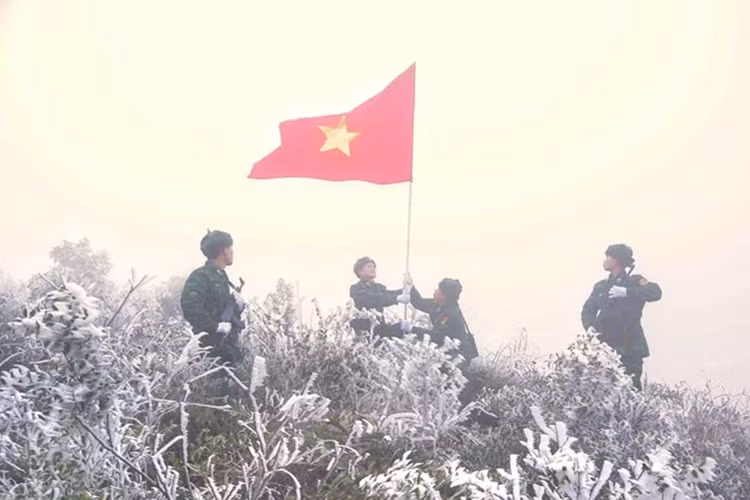 Trao đổi với phóng viên , Thượng tá Nguyễn Xuân Đồng, Chính trị viên Đồn Biên phòng Xín Cái, cho biết thời tiết tại nơi đơn vị đóng quân vài ngày qua đã xuống tới -2, -3 độ C. Băng giá phủ kín vườn tăng gia của bộ đội và các diện tích hoa màu của người dân.