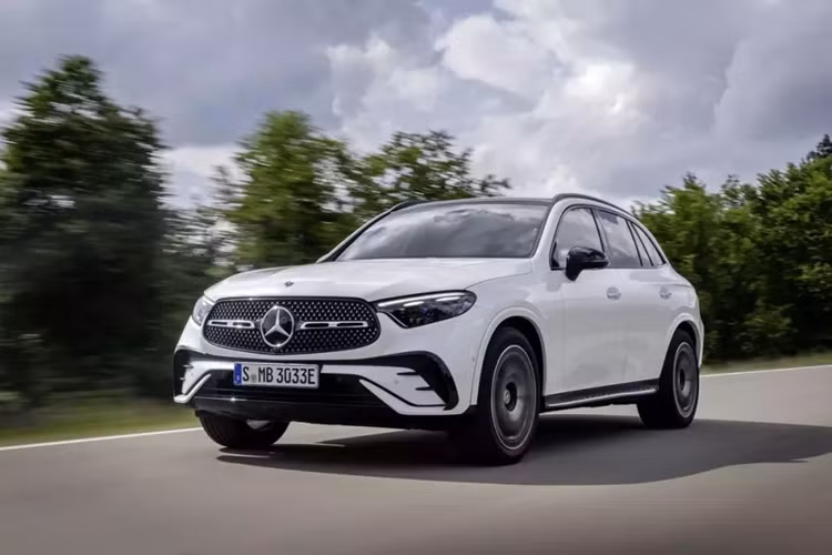 Với doanh số ôtô điện không khả quan như kỳ vọng, một số hãng hiện đang chuyển hướng sang xe hybrid. Mercedes-Benz là một trong số đó. Mới đây, hãng xe sang Đưc đã bổ sung phiên bản Mercedes-Benz GLC plug-in hybrid 2024 cho dòng SUV hạng sang cỡ nhỏ này.