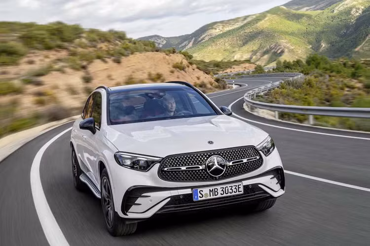 Với bản Pinnacle, Mercedes-Benz GLC 350e PHEV 2024 được bổ sung màn hình hiển thị thông tin kính lái HUD, kính cách âm và tích hợp sấy. Hệ thống đèn kỹ thuật số và tính năng trình chiếu video trên xe cũng được trang bị cho bản cao cấp nhất.