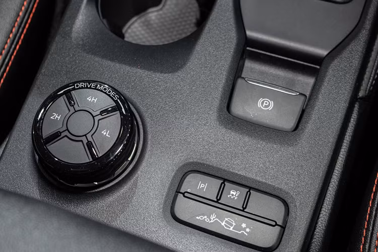 Các trang bị tiêu chuẩn của xe gồm: ghế trước chỉnh điện 8 hướng, vô lăng tích hợp phím chức năng, bảng đồng hồ kỹ thuật số 12,4 inch, màn hình cảm ứng trung tâm 12 inch nằm dọc, tích hợp hệ thống thông tin giải trí SYNC 4A, hỗ trợ Apple CarPlay/Android Auto không dây và điều khiển bằng giọng nói.