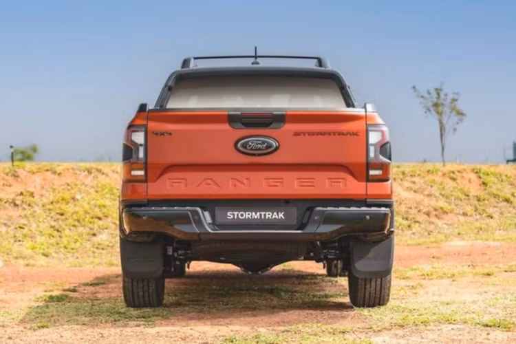 Ford Ranger Stormtrak sở hữu gói an toàn chủ động ADAS đi cùng các tính năng như phanh đĩa thông gió trên cả 4 bánh, 7 túi khí, cảm biến khoảng cách đỗ xe trước/sau, camera 360 độ, hệ thống chống bó cứng phanh ABS, phân bổ lực phanh điện tử EBD, cân bằng điện tử, hỗ trợ khởi hành ngang dốc, hỗ trợ xuống dốc và giảm thiểu lật xe