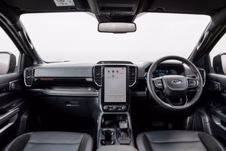Về ngoại hình, bán tải Ford Ranger Stormtrak được phân biệt với các phiên bản thông thường thông qua một số điểm nhấn như đèn LED phụ mới trên lưới tản nhiệt hình chữ X, bảng tên Stormtrak ở cửa thùng hàng, chữ Ranger màu đen trên nắp ca-pô và bộ la-zăng hợp kim 20 inch mới.