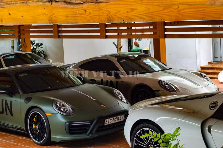 Đập vào mắt người xem đầu tiên chính là cặp đôi siêu xe mui trần, Audi R8 V10 Spyder thế hệ cũ, và Ferrari F430 Spider. Tiếp đến là 6 chiếc xe đỗ hàng ngang, 1 cặp đậu cùng nhau là Ferrari 458 Italia, Aston Martin Vanquish, hàng thứ 2 là Porsche 911 Turbo 992 và phía sau mẫu xe thể thao này là chiếc Dodge Challenger SRT Hellcat Redeye. 
