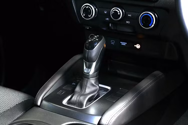 Khi mua Mazda BT-50 2025, khách hàng Thái Lan có thể chọn 1 trong 3 màu sơn ngoại thất mới là xanh dương Sailing Blue, trắng ngọc trai Geode White Pearl và đỏ Vermilion Latosol Red.