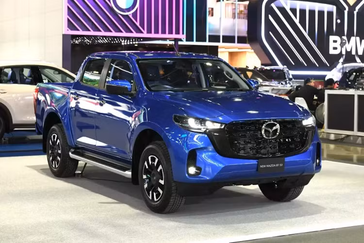 Tại thị trường này, xe có 2 cấu hình thân xe là 2 cửa và 4 cửa. Bên cạnh đó là 4 phiên bản, mức giá xe Mazda BT-50 2025 dao động từ 762.000 - 1.352.000 Baht (khoảng 563 - 999 triệu đồng).